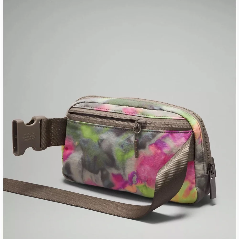 🔥LULULEMON EVERYWHERE BELT BAG 1L-HYPER DYE MULTI/ROVER PRINT🔥 - Picture 5 of 16